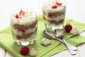 Eton mess à la rhubarbe, fraise et amande