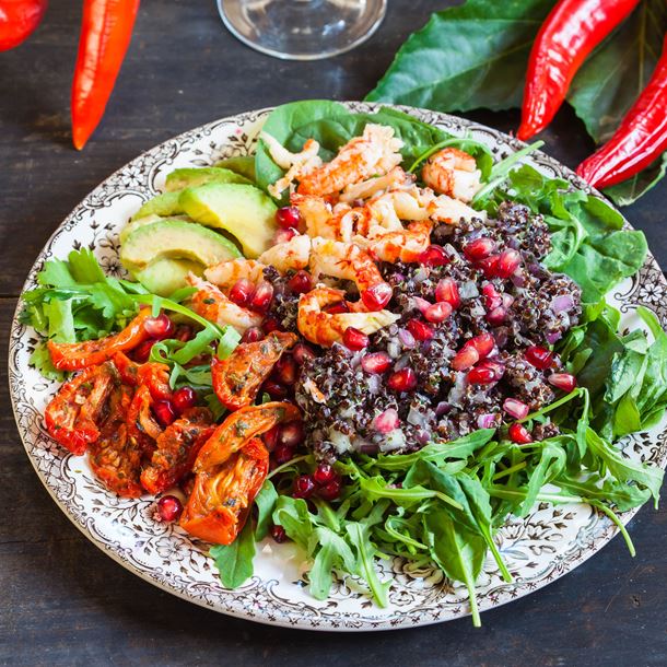 Healthy salade au quinoa noir, avocat, crevettes et tomates séchées