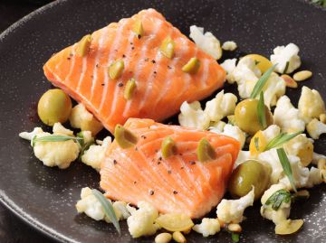 Pavé de saumon à l’unilatéral, olives vertes, chou-fleur croquant au citron confit Pavé de saumon à l’unilatéral, olives vertes, chou-fleur croquant au citron confit