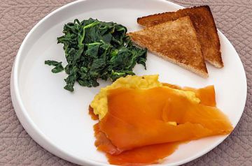 Brouillade au saumon fumé et aux épinards Brouillade au saumon fumé et aux épinards