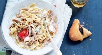 Tagliatelles au poulet, gorgonzola et pignons grillés Tagliatelles au poulet, gorgonzola et pignons grillés