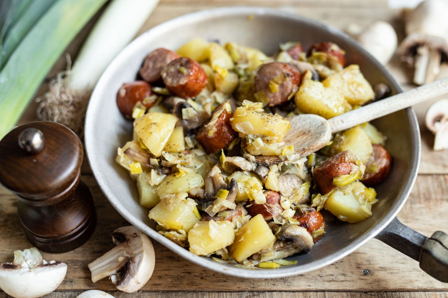 Poêlée de champignons de Paris et saucisses fumées Poêlée de champignons de Paris et saucisses fumées