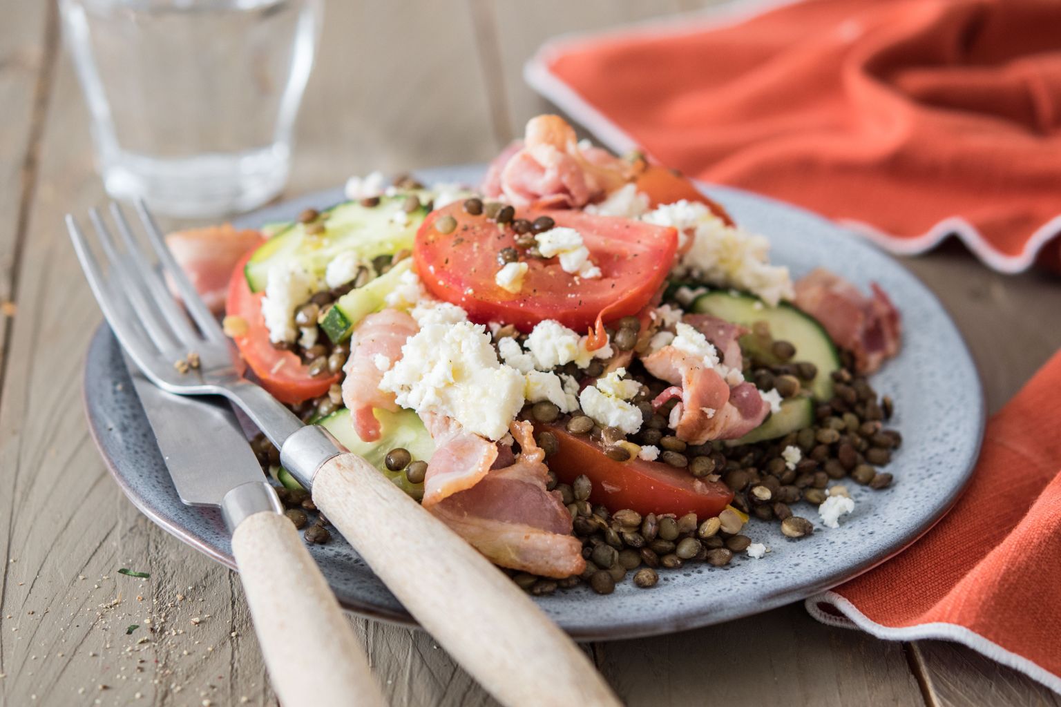 Salade de lentilles, poitrine fumée et féta