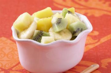 Salade de fruits exotiques : mangue, ananas, kiwis