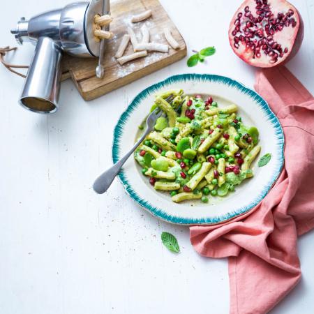 Macaronis fraîs à la crème de fèves et de petits pois, menthe fraîche et grenade. Macaronis fraîs à la crème de fèves et de petits pois, menthe fraîche et grenade.