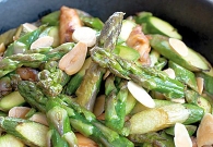 Wok d'asperges vertes au poulet et amandes grillées Wok d'asperges vertes au poulet et amandes grillées
