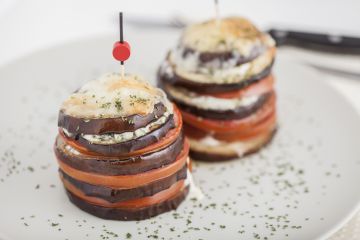 Mille-feuille aubergine-tomate au bleu d&#39;Auvergne