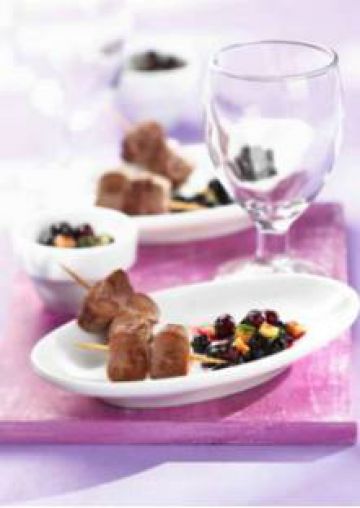 Brochettes d'agneau avec salsa de myrtilles et courgettes