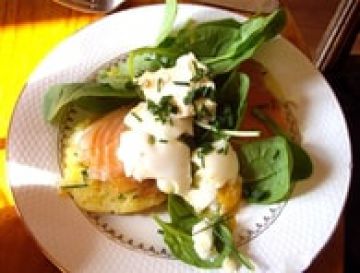 Galettes de pommes de terre, saumon fumé et oeuf mollet Galettes de pommes de terre, saumon fumé et oeuf mollet