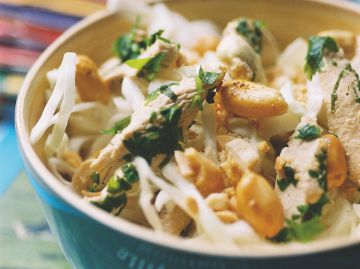 Salade de chou blanc, cacahuètes et blanc de poulet Salade de chou blanc, cacahuètes et blanc de poulet