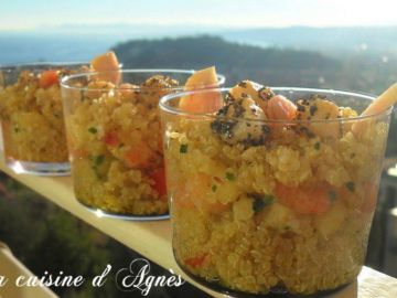 Salade de quinoa aux crevettes et à la pêche