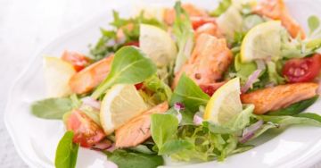 Salade citronnée au saumon et aux tomates cerise Salade citronnée au saumon et aux tomates cerise