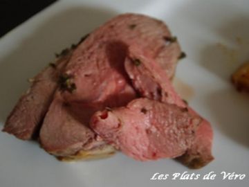 Gigot d'agneau au thym et ail confit et ses pommes fondantes Gigot d'agneau au thym et ail confit et ses pommes fondantes