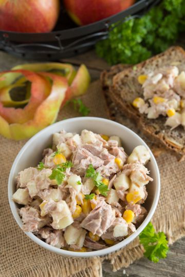 Salade froide complète de thon, maïs et pomme Salade froide complète de thon, maïs et pomme
