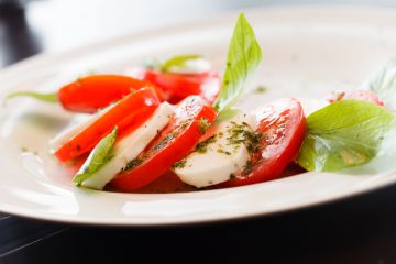 Salade tomate-mozzarella au pesto Salade tomate-mozzarella au pesto