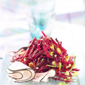 Salade de betteraves râpées, radis noir et pignons Salade de betteraves râpées, radis noir et pignons