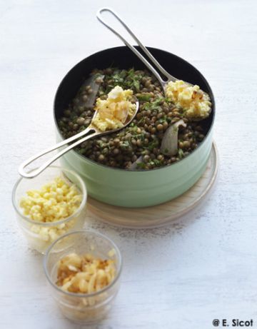 Salade de lentilles vertes, œufs mimosa et oignons grillés Salade de lentilles vertes, œufs mimosa et oignons grillés
