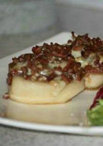 Poires gratinées au roquefort, salade à l'huile de noix Poires gratinées au roquefort, salade à l'huile de noix