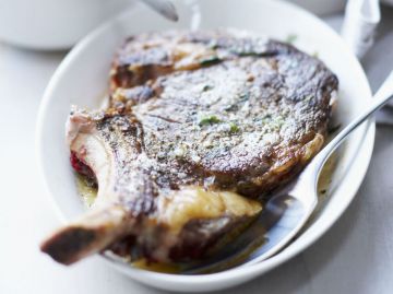 Côte de boeuf, sauce onctueuse aux herbes Côte de boeuf, sauce onctueuse aux herbes
