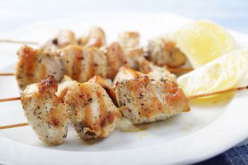 Brochettes de poulet au citron et sauce au concombre