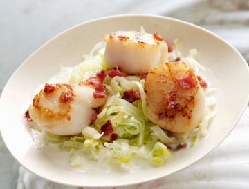 Coquilles st jacques au gingembre sur lit de poireaux au vin blanc Coquilles st jacques au gingembre sur lit de poireaux au vin blanc