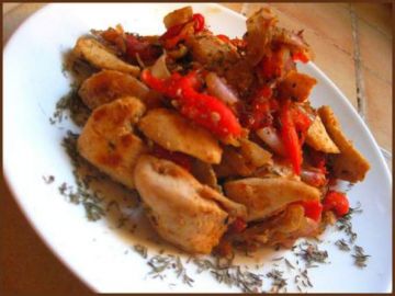 Emincés de poulet aux échalotes et poivrons parsemés de paprika Emincés de poulet aux échalotes et poivrons parsemés de paprika