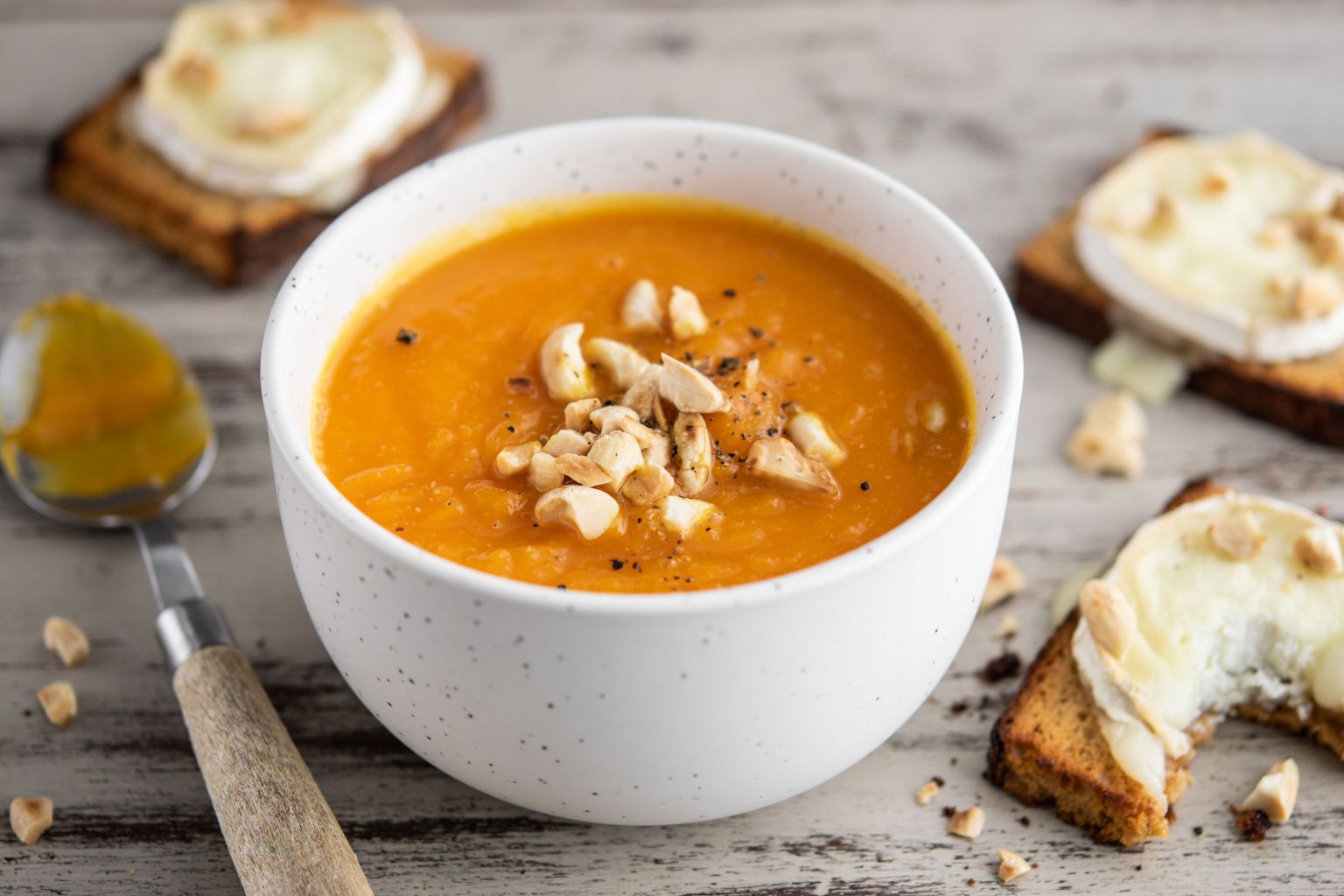 Velouté de butternut aux amandes et toast de pain d'épices au fromage Velouté de butternut aux amandes et toast de pain d'épices au fromage