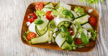 Tagliatelles de courgettes aux tomates cerises et miettes de feta en salade Tagliatelles de courgettes aux tomates cerises et miettes de feta en salade