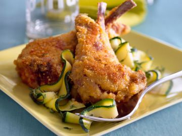Côtelettes d'agneau au parmesan et rubans de courgettes Côtelettes d'agneau au parmesan et rubans de courgettes
