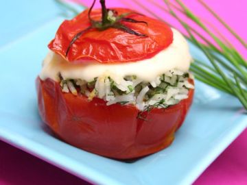 Tomates farcies tièdes à La vache qui rit® et aux herbes fraîches Tomates farcies tièdes à La vache qui rit® et aux herbes fraîches