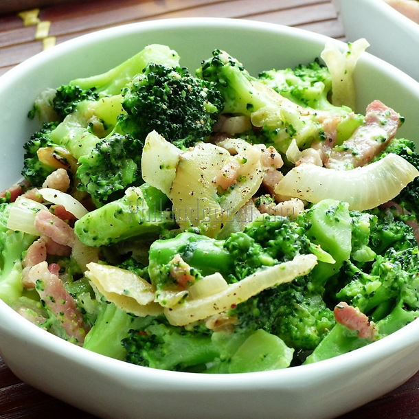 Brocolis aux lardons et aux oignons Brocolis aux lardons et aux oignons