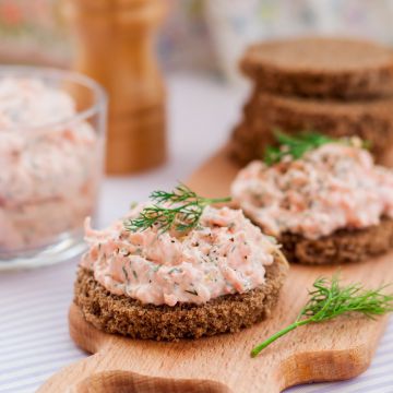 Toasts de seigle aux rillettes de thon et fromage frais Toasts de seigle aux rillettes de thon et fromage frais