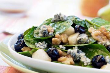 Salade aux pousses d'epinard, gorgonzola, poires et noix