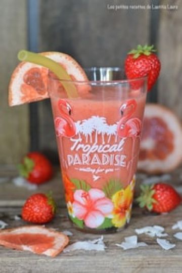 Smoothie pamplemousse rose, fraise et lait de coco Smoothie pamplemousse rose, fraise et lait de coco