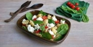 Salade de gnocchi, pousses d'épinards et brousse Salade de gnocchi, pousses d'épinards et brousse