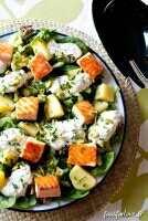 Salade au saumon, pommes de terre et concombre mariné Salade au saumon, pommes de terre et concombre mariné