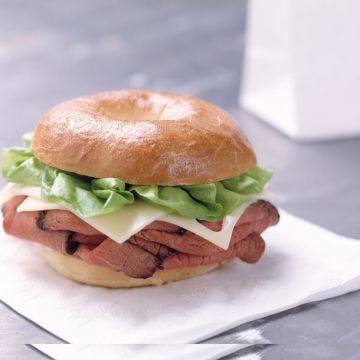 Bagel aux tranches de rôti de bœuf et emmental Bagel aux tranches de rôti de bœuf et emmental