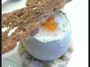 Oeuf à la coque et ses mouillettes d'asperge verte au saumon fumé
