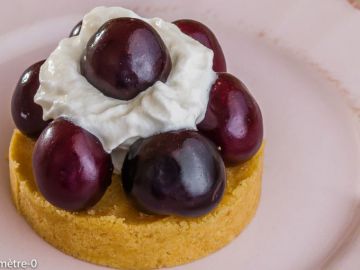 Sablé aux cerises et à la chantilly Sablé aux cerises et à la chantilly
