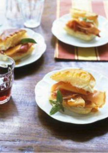 Feuilletés au jambon sec et au melon Feuilletés au jambon sec et au melon