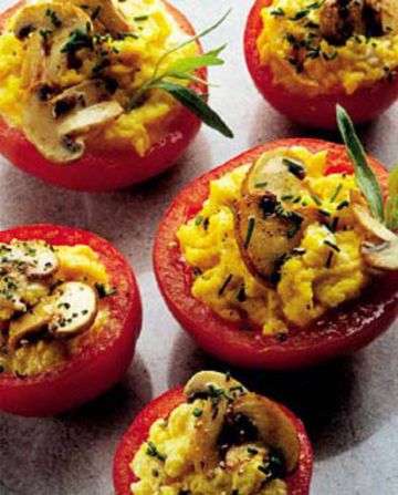 Tomates aux oeufs brouillés et champignons Tomates aux oeufs brouillés et champignons