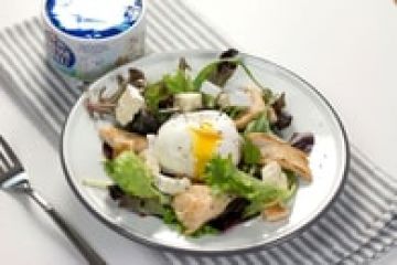 Salade de poulet, œuf poché au Bresse Bleu Salade de poulet, œuf poché au Bresse Bleu
