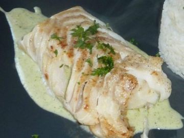 Dos de cabillaud et sa sauce à la crème d'ail et persil Dos de cabillaud et sa sauce à la crème d'ail et persil