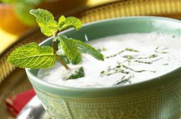 Soupe glacée de yaourt à la menthe fraîche (Inde) Soupe glacée de yaourt à la menthe fraîche (Inde)