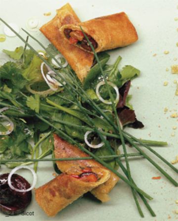 Bricks de poivron à l'ail, olives noires et raisins secs Bricks de poivron à l'ail, olives noires et raisins secs