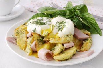 Pommes de terres sautées au jambon et œufs pochés Pommes de terres sautées au jambon et œufs pochés