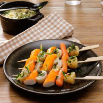 Mini-brochettes de surimi façon navarin sauce gribiche Mini-brochettes de surimi façon navarin sauce gribiche