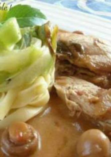 Pintade au porto et son tagliatelles fraîches et tagliatelles de courgettes Pintade au porto et son tagliatelles fraîches et tagliatelles de courgettes