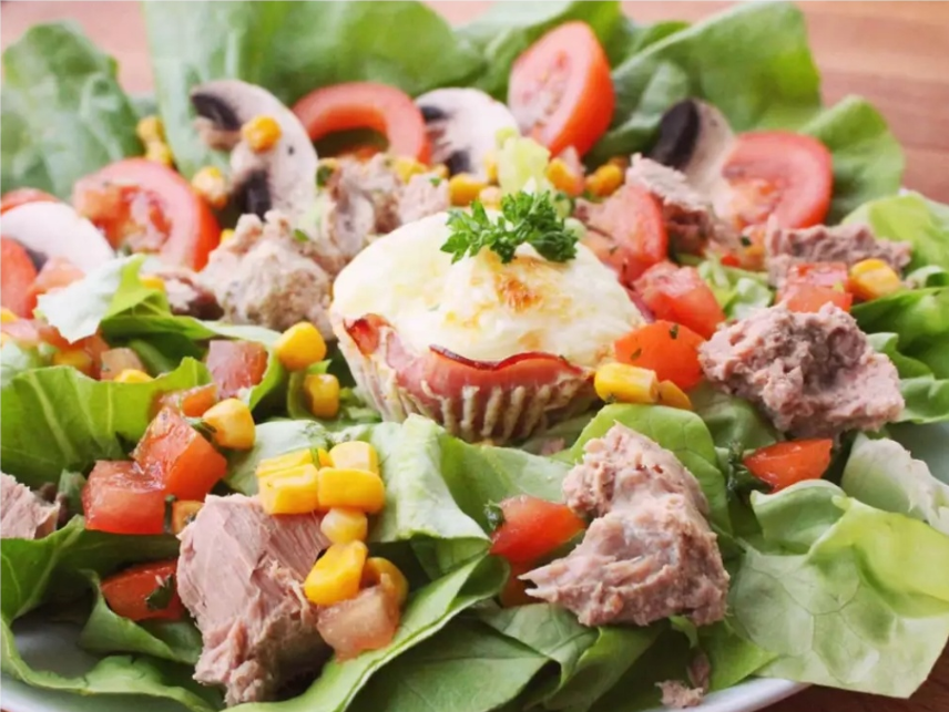 Salade thon et "muffin" oeuf bacon Salade thon et "muffin" oeuf bacon