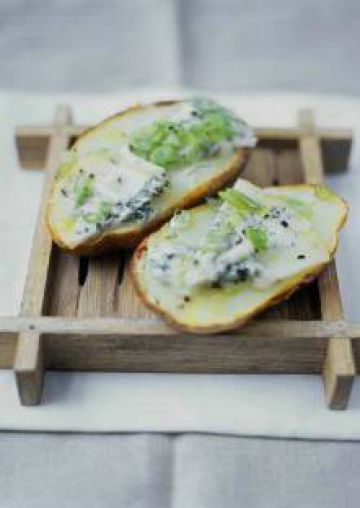 Pommes de terre au roquefort et aux oignons nouveaux